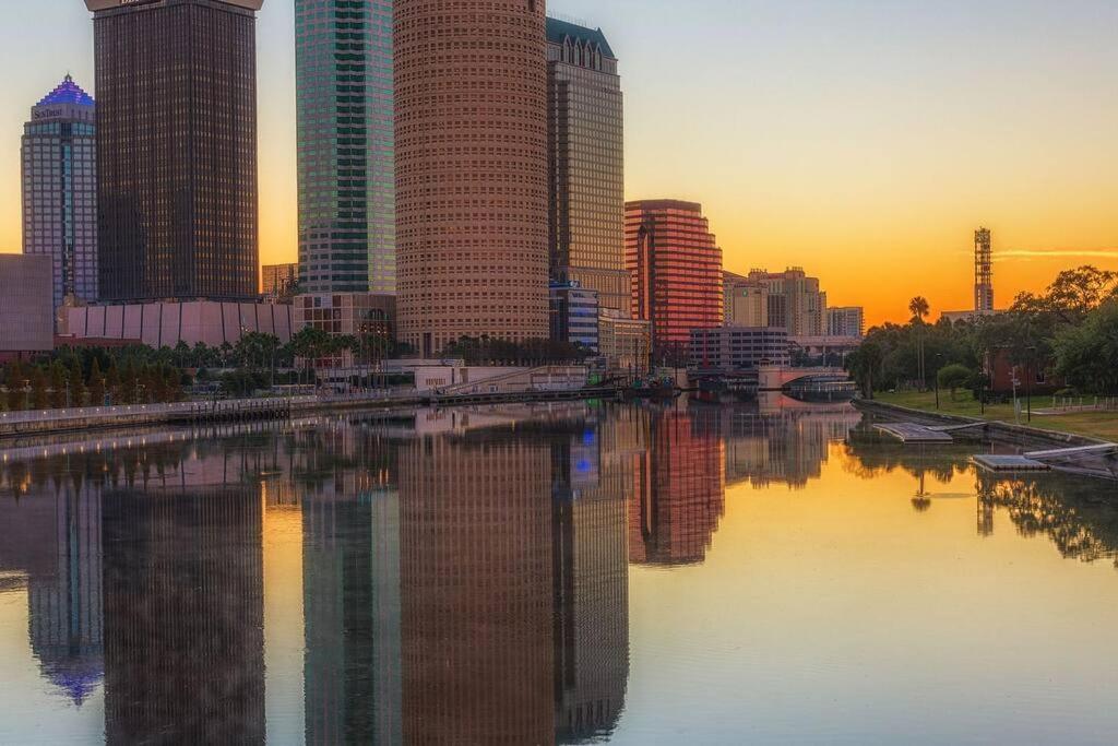 Contemporary 1-Bedroom Private Bungalow Walk To Armature & Riverwalk Tampa Extérieur photo
