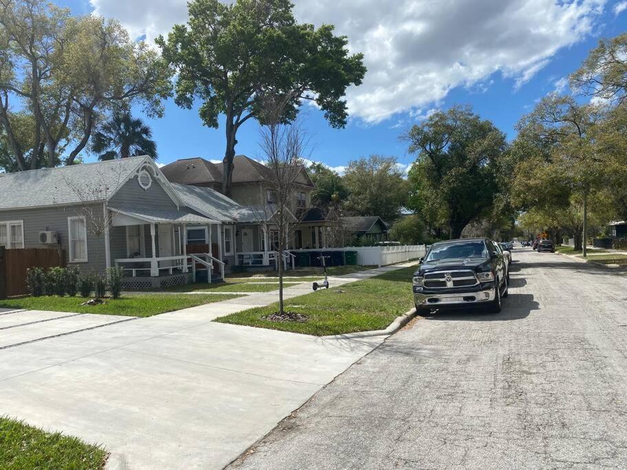 Contemporary 1-Bedroom Private Bungalow Walk To Armature & Riverwalk Tampa Extérieur photo