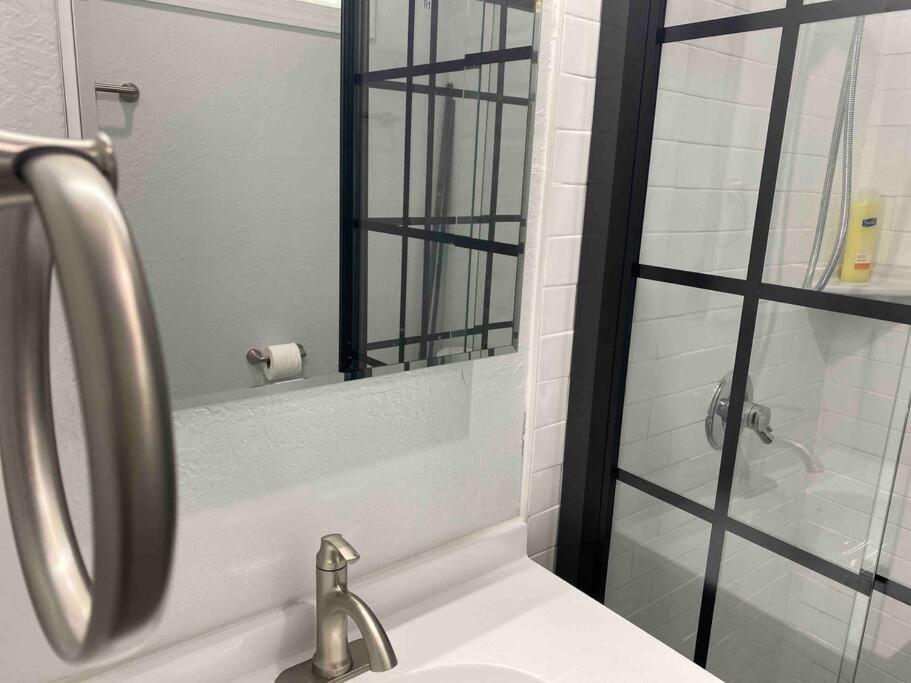 Contemporary 1-Bedroom Private Bungalow Walk To Armature & Riverwalk Tampa Extérieur photo